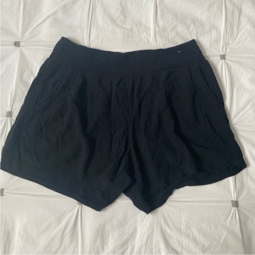 Woman’s elastic waistband shorts